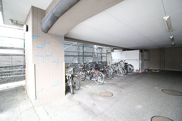 ＊駐輪場＊駐輪場を完備しているため、自転車での通勤・通学にも便利です。屋根が付いているので安心ですね。