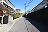 外観：前面道路幅員約5ｍです。交通量が多くないので駐車がしやすい環境です。