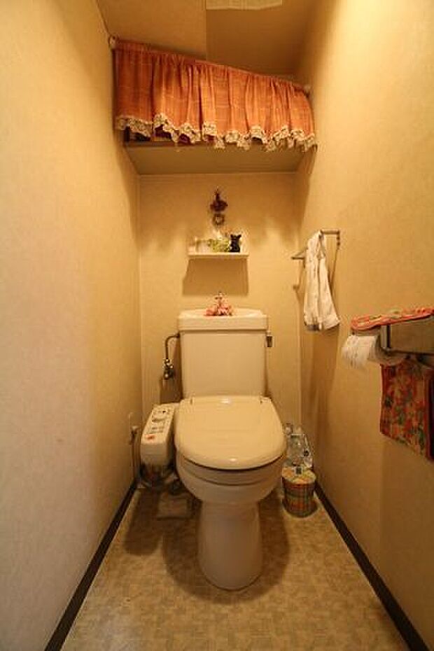 ウォシュレット付きのトイレです。トイレットペーパー等を置いておける棚もあるので便利ですね。