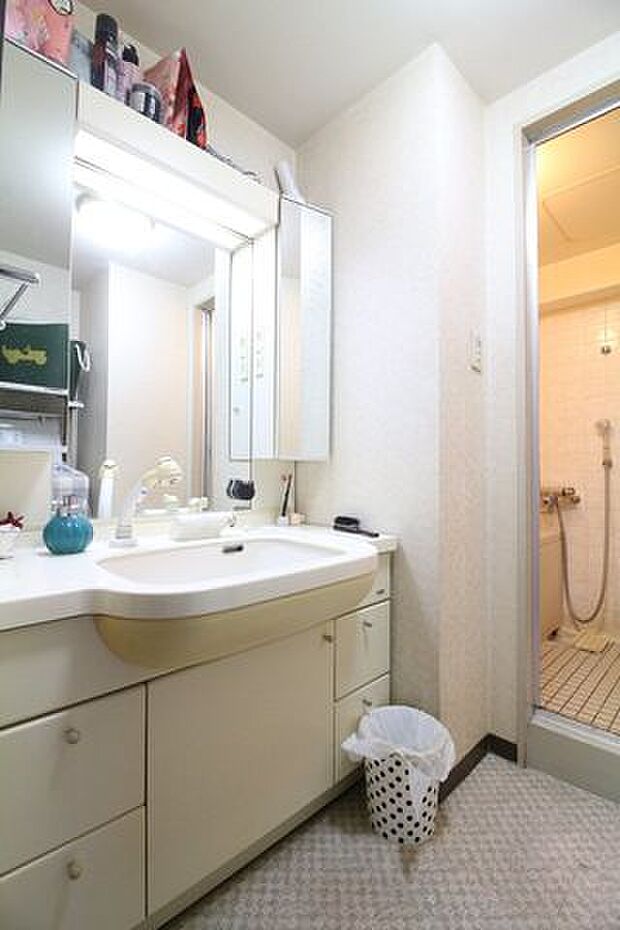 大きな鏡が嬉しい洗面台です。収納スペースがあるので、散らかりがちな洗面用具もたくさん収納可能です。