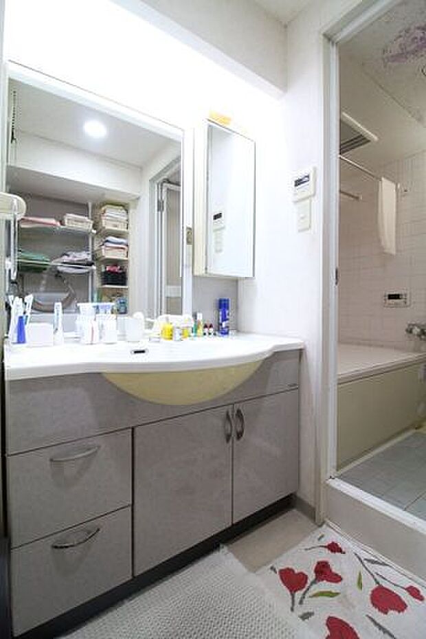 大きな鏡が嬉しい洗面台です。洗面用具を収納するスペースがあるので、散らかりがちな洗面用具も隠して収納可能です。