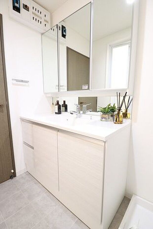 鏡の裏が収納スペースになっているので、散らかりがちな洗面用具もスッキリ収納可能です。