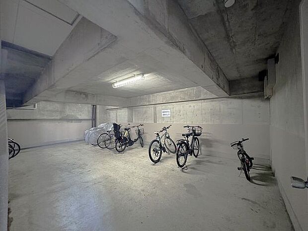 駐輪場を完備しているため、自転車での通勤・通学にも便利です！天気の良い日はサイクリングへ出かけるのもいいですね♪