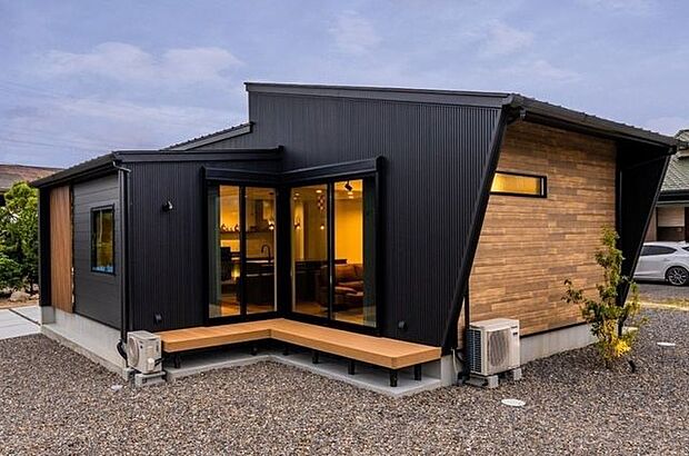 *施工事例*外観斜め壁によってより立体的な表情となる外観。黒ガルバリウムの中に木目調サイディングを取り入れることで重厚且つ存在感のある印象に。