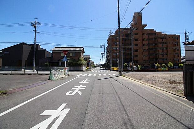 *東側前面道路*東側前面道路道幅約9.2メートル。間口約12.19メートル。前面道路が広々しており、角地なので駐車もしやすいです◎