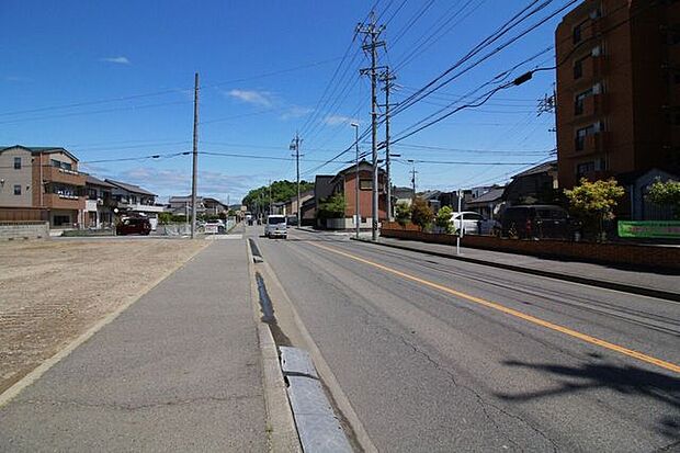 *南側前面道路*南側前面道路道幅約11.6メートル。間口10.11メートルとなります。角地のため駐車がしやすいです◎