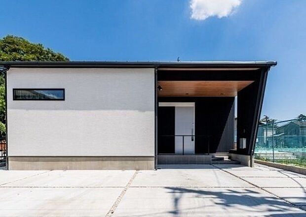 *施工事例*外観木目調の軒天にすることでメリハリだけでなく、素材を調和させ柔らかな印象を与える外観。