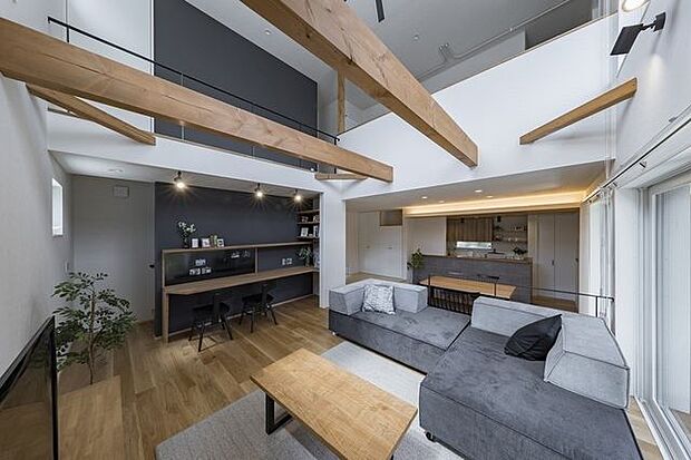 *施工事例*リビング大きな吹き抜けリビングの一角には書斎スペースを設置。