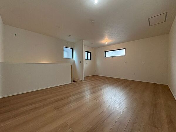白色を基調とした清潔感のある明るいお部屋です。窓からは光が差し込み、毎朝気持ちよく目覚めることができそうですね。