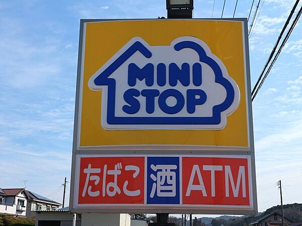 ミニストップ　井田南店駐車場広く、3面道路に接しており利用しやすいです。 210m