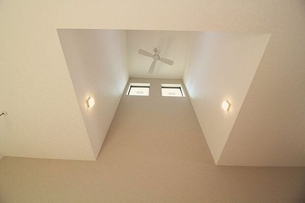 リビングに吹き抜けがあり、LDKは約20.2帖と広々なので開放的な空間が広がります。ゆったり自由に使えるのが◎ですね!