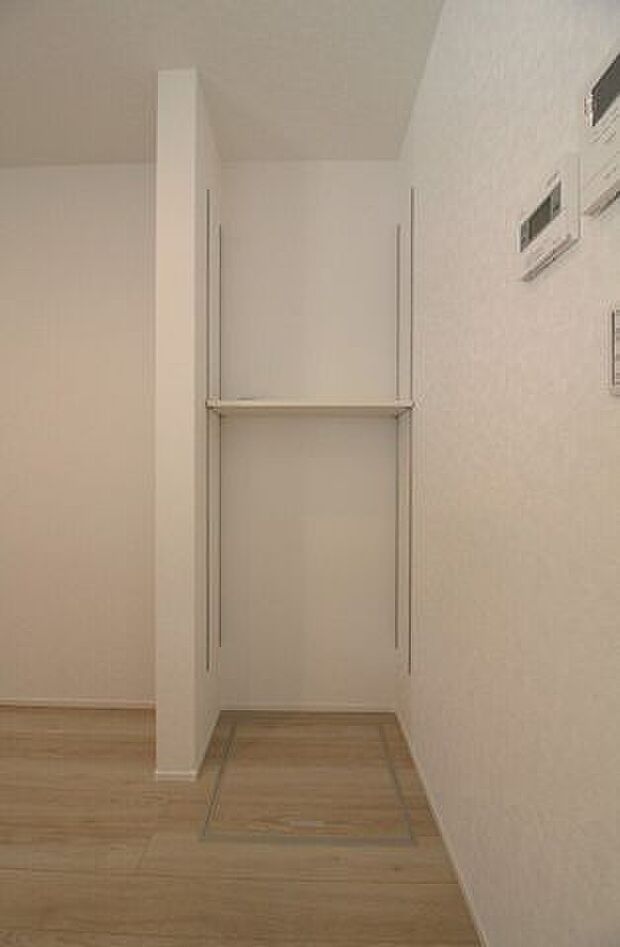 キッチンに可動棚があると食品のストックや、キッチン用品の収納にも大変便利となります◎