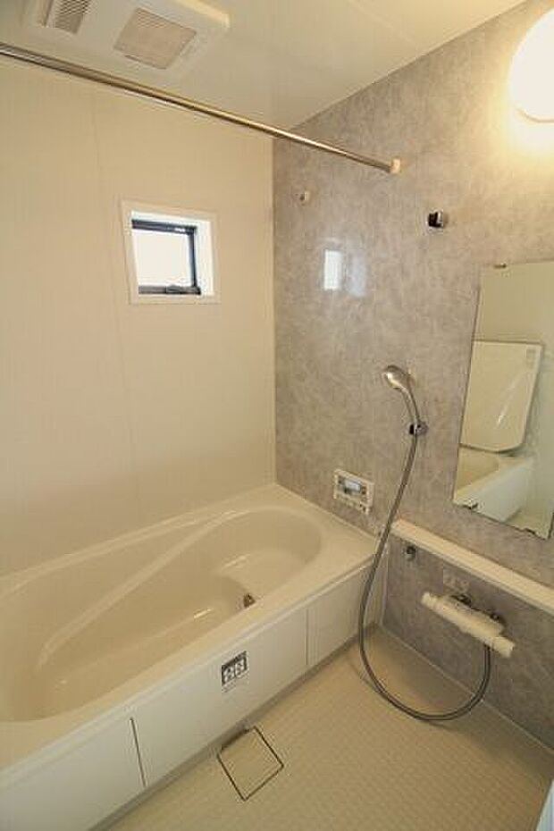 落ち着いてシンプルな色合いの浴室ではリラックスできて一日の疲れを癒すことができそうでうすね◎小窓がついているので換気もバッチリ◎