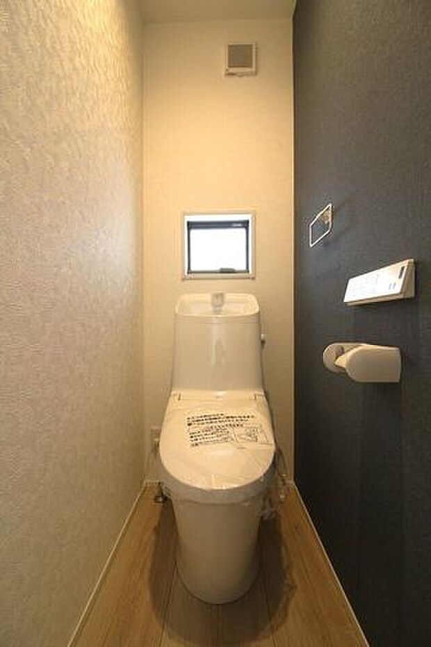 *2階トイレ*小窓がついているので換気もバッチリ◎1階、2階にトイレがあると忙しい朝も安心ですね◎