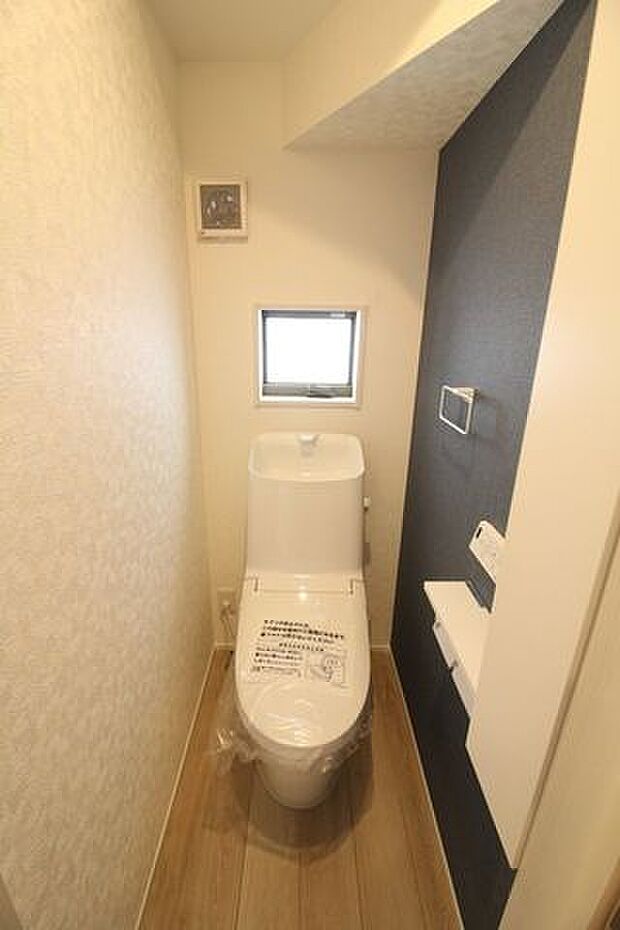 *1階トイレ*アクセントクロスがお洒落◎ペーパーホルダーは2個ついており、毎回ペーパーを補充する手間も省けますね!