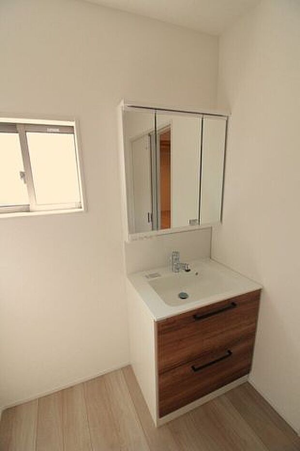 三面鏡付洗面化粧台。洗面台のミラー裏には収納スペースがたくさん!鏡を閉めることができるので歯ブラシも衛生的に保管できます。