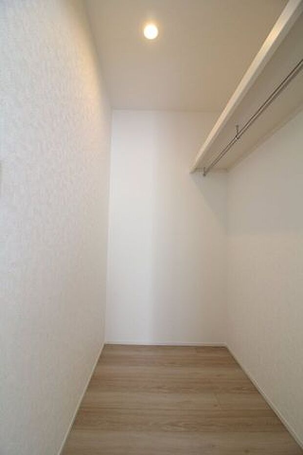 *7.2洋室ウォークインクローゼット*たっぷり収納できるウォークインクローゼット◎衣類だけでなく、小物の収納もバッチリ◎