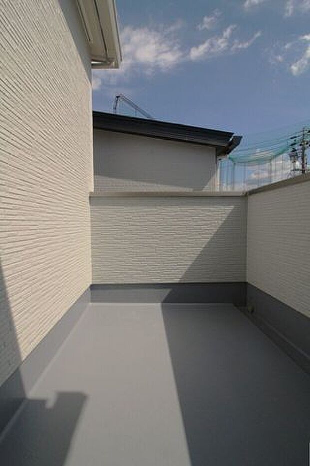 南向きのバルコニーは日当たりも良く、たっぷりの洗濯物もよく乾きそうです!毎日の洗濯も気持ちよく干せそうですね。