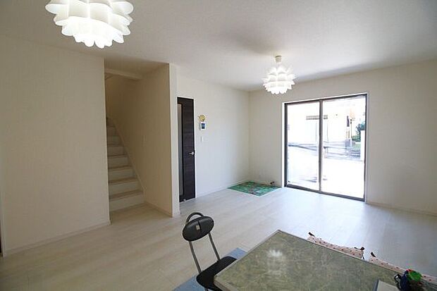 シンプルな色合いで家具やカーテンの色柄を選ばすにコーディネートできるのも楽しみの一つですね♪嬉しいリビング階段◎