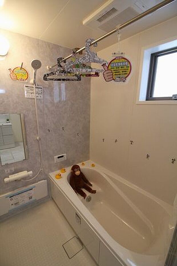 グレーを基調とした浴室は一日の疲れを癒してくれる落ち着いた空間を演出します。窓があるので換気もバッチリ◎