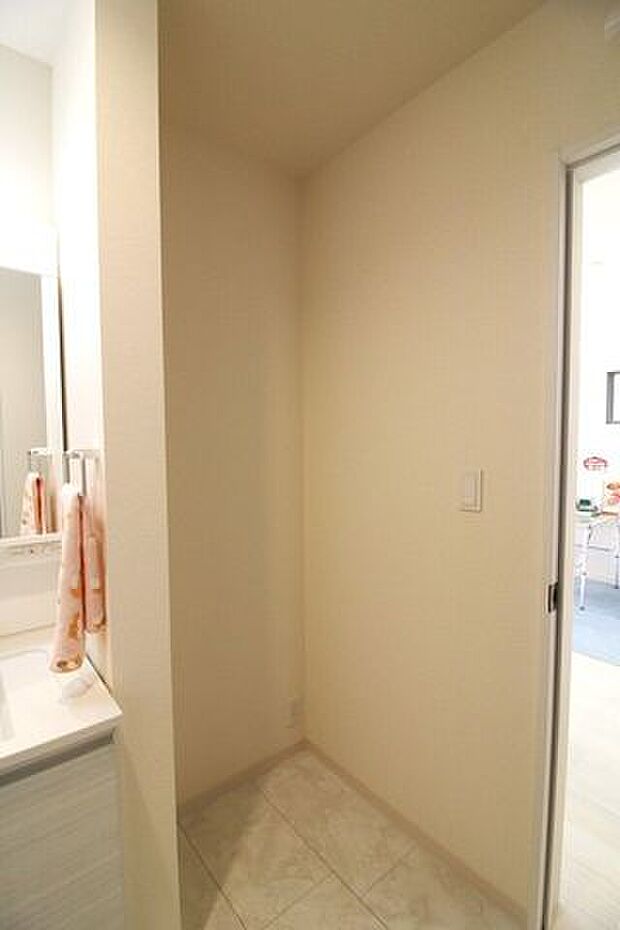 棚をつけてタオルやストック用品を収納できるのが嬉しいポイントですね。朝の支度も十分なスペースがあるので安心です◎