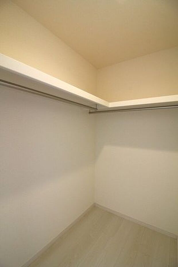 *5.25帖洋室WIC*お洋服以外の小物などもたっぷり収納できるウォークインクローゼット。お気軽にお問合せください♪