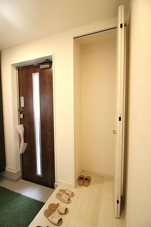 *玄関横収納*ゴルフバックやアウトドア用品などを収納できます。とても明るく清潔感のある玄関になります◎