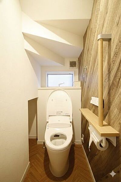 ペーパーホルダーは2個ついており、毎回ペーパーを補充する手間も省けますね。（CG加工あり。現況と異なる場合があります）