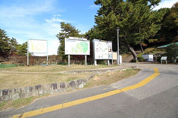 東公園広大な敷地を活用した自然と文化の公園です。無料の動物園もあります。初夏の花菖蒲や秋の紅葉など、四季折々の風景も楽しむことができます。 600m