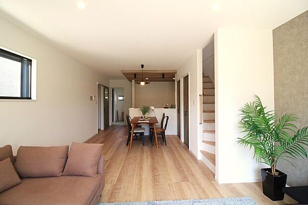 明るい陽射しがたっぷり差し込む約18.5帖のLDK！収納にリビング階段に嬉しいポイントがたくさんです◎