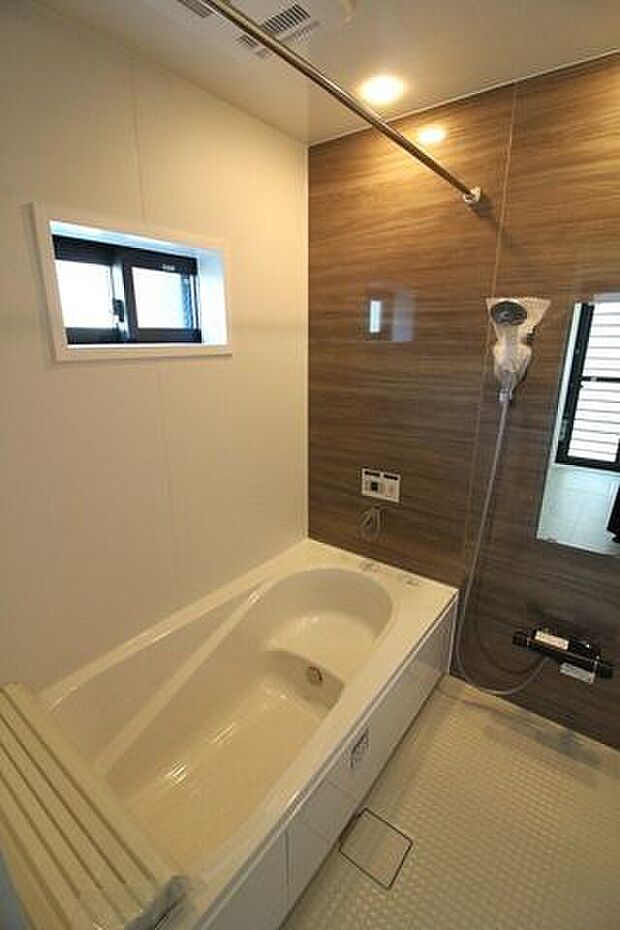 ゆったりと湯船に浸かれば、1日の疲れもすっきり！癒しの時間を過ごせる快適なバスルームです！