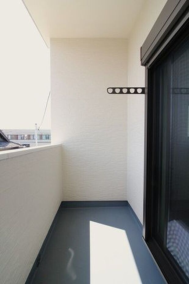 ＊バルコニー＊陽当たりの良いバルコニーでは、物干しセットを追加すると、一度にたくさんの洗濯物を干すことができます。