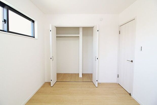 *5.3帖洋室*全居室収納付き!白色を基調とした明るい約5.3帖の洋室となります◎お掃除もラクラク♪ですね!