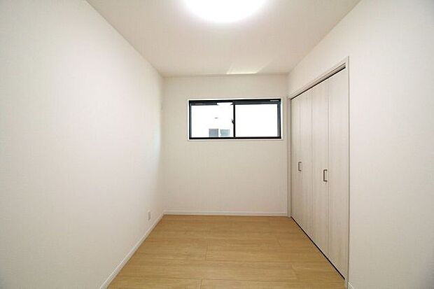 ＊5.6帖洋室広々としたクローゼットが嬉しい約5.6帖の洋室となります◎最小限の家具でお部屋を広くお使いいただけます！