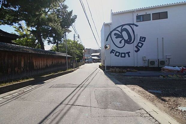 *南東側*幅員約3.9m〜4.2mです。軽自動車やコンパクトカーなど小回りの利くお車での通行が便利です。