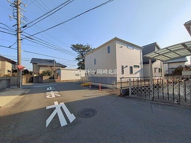 ＊南東側＊幅員約3.9ｍ〜4.2ｍです。軽自動車やコンパクトカーなど小回りの利くお車での通行が便利です。