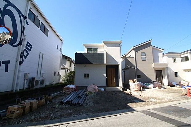 矢作東小学校まで徒歩約10分、矢作北中学校まで徒歩約16分です。お子様の通学も安心です。