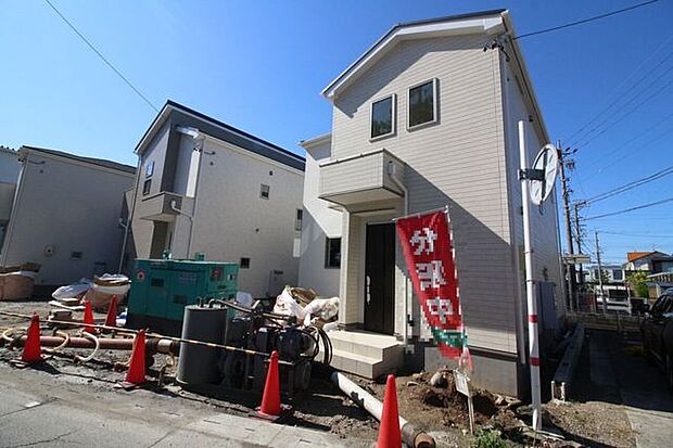 角地で解放感がありますね。名鉄名古屋本線「矢作橋」駅まで徒歩約7分の立地で、電車のご利用にも便利です。