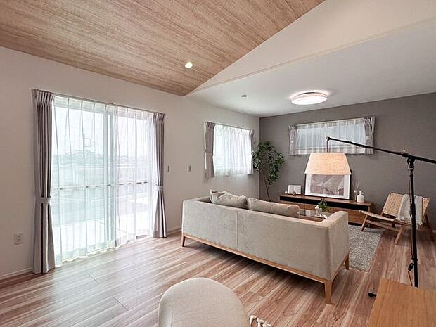 アクセントクロスがお洒落なリビングです。家族構成や使い方の変化に応じて、LDK約16帖+洋室約6帖に間取り変更できます。