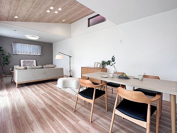 シンプルな長方形のリビングは家具を使ってアレンジ自在です♪