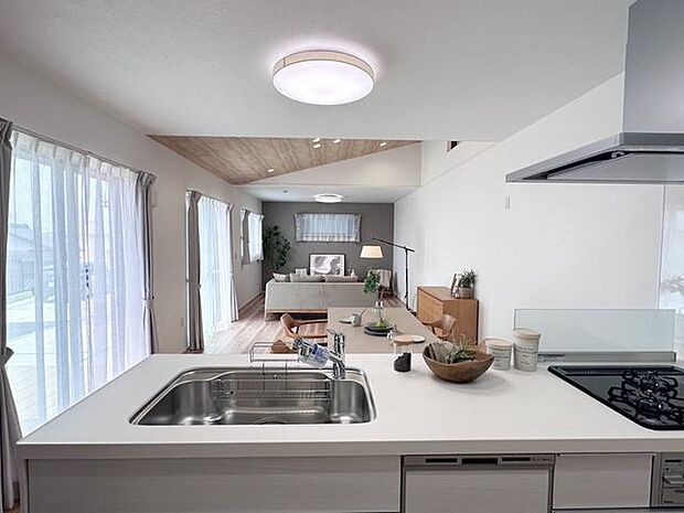 対面キッチンのため、リビング全体を見渡すことができます。小さなお子様がいても安心ですね♪