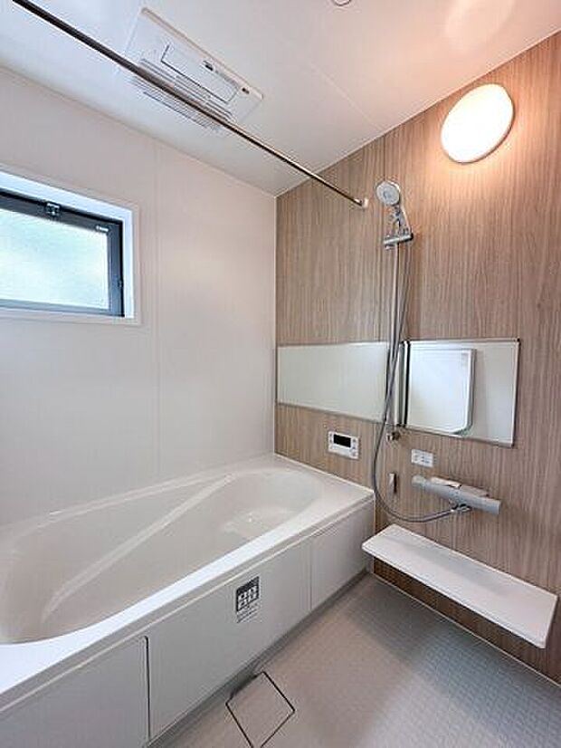広々とした浴室で、1日の疲れもしっかり癒すことができそうですね。窓がついているので換気もバッチリです!浴室暖房乾燥機付き!