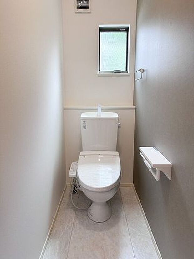 清潔感のあるトイレ!温水洗浄便座付のため、快適にお使いいただけます♪