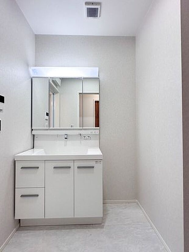 三面鏡付洗面化粧台。洗面台のミラー裏には収納スペースがたくさん!鏡を閉めることができるので歯ブラシも衛生的に保管できます。