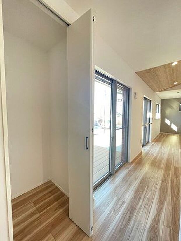 *キッチン横収納*掃除道具やストック用品などを入れる収納スペースがあるととても嬉しいですね◎