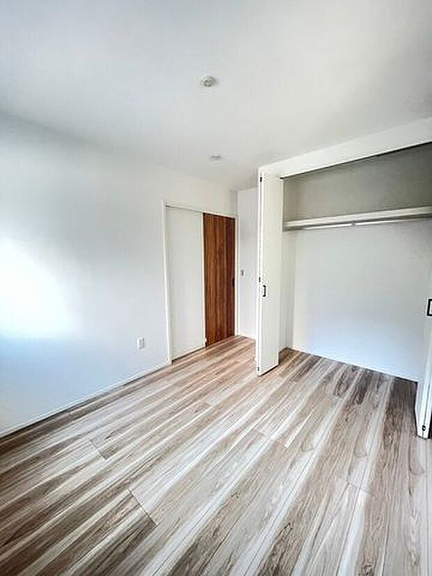 *5.2帖洋室*全室フローリングなので、お掃除やお手入れもラクラク!窓を2つ設けているので自然の光がたっぷり差し込みます。