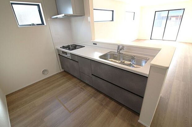 3口コンロで同時調理可能です。魚焼きグリルもついている為、色々な調理が一度に行えます。調理器具等を収納するスペースも十分にございます。