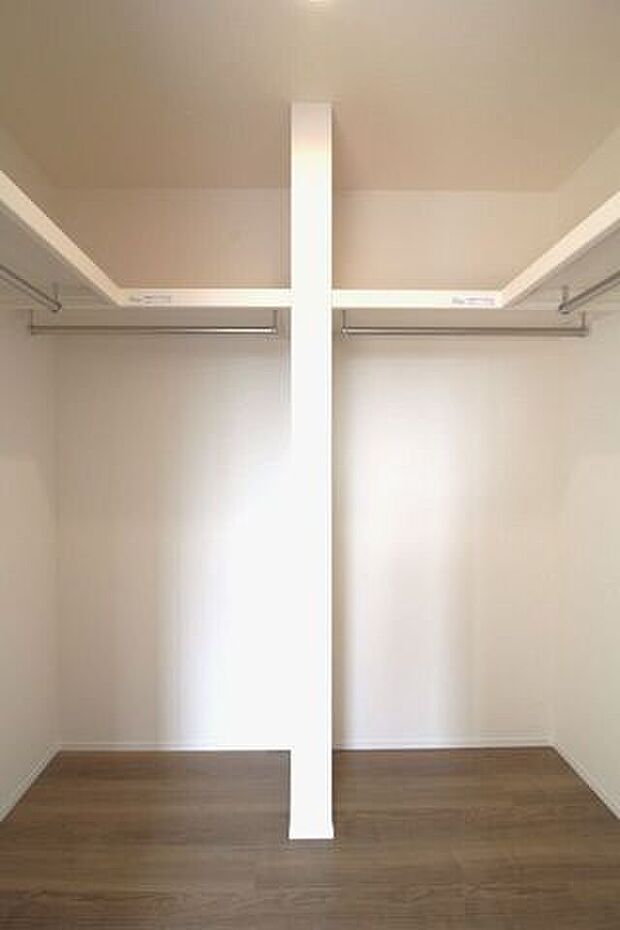 大容量のWICはたっぷりお洋服を収納できます。ハンガーにかけたまま収納できるので、しわになりにくいのも嬉しいポイントです。