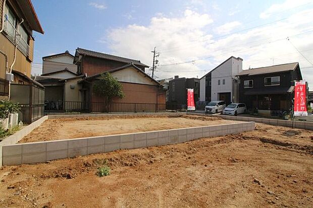 普通自動車3台駐車可能となります◎前面道路は交通量が少ないので駐車時も安心です◎周辺環境も充実して住みやすい立地となります◎