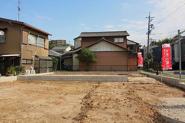 約19帖の広々としたリビングでは、自然と家族が集まるそんなあたたかな空間になりそうですね◎小学校までは徒歩10分圏内！お子さまの通学にも安心な立地となります◎